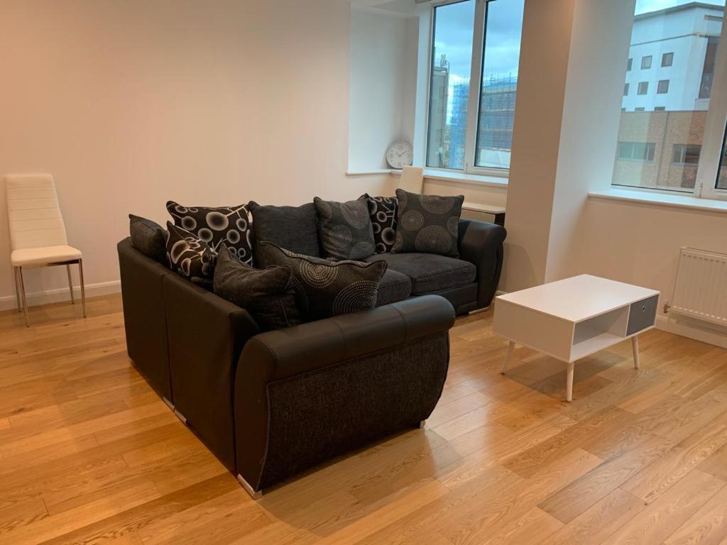 Modern 2 Bed 2 Bath Apartment In Central Croydon! Exterior foto